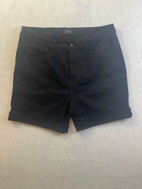 Women's Curve Appeal Black Classic Roll-Cuff Shorts size 16